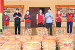 Trao tặng gần 1.000 áo phao cho người dân vùng lũ Hương Khê
