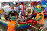 Biên phòng Hà Tĩnh hỗ trợ ngư dân chằng néo tàu thuyền tránh trú bão