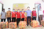 Trao 300 áo phao cho người dân vùng ngập lụt ở Thạch Hà