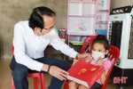 Huyện Nghi Xuân trao 65 suất quà cho trẻ em vui tết Trung thu