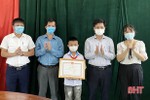 Tặng giấy khen cho học sinh dũng cảm cứu người ở Hương Sơn