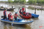 Lực lượng xung kích phòng, chống thiên tai ở TP Hà Tĩnh học cách lái thuyền máy cứu hộ, cứu nạn
