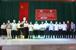 Trao học bổng cho sinh viên mồ côi ở Hà Tĩnh đỗ Đại học Huế