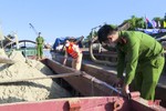 Bắt sà lan khai thác cát trái phép trên sông La