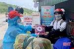Hội Chữ thập đỏ Hà Tĩnh trao tặng hơn 1.800 suất quà cho công dân hồi hương