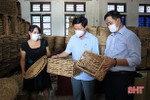 Lần đầu tiên sản phẩm mỹ nghệ từ bèo lục bình của nông dân Can Lộc được xuất sang Mỹ