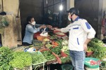 Hà Tĩnh: Mưa lớn dài ngày, giá một số loại rau xanh tăng mạnh!