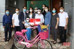 Trao quà, động viên một gia đình nạn nhân COVID-19 ở Hà Tĩnh