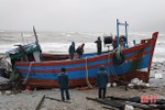Cứu hộ tàu cá Thanh Hóa mắc cạn ở bờ kè Cẩm Nhượng