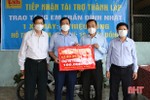 Một chủ cơ sở kinh doanh ủng hộ 100 triệu đồng tiếp sức học sinh nghèo Can Lộc đến trường