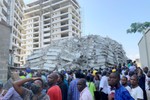 Khoảng 100 người mất tích trong vụ sập tòa nhà 22 tầng ở Nigeria