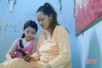 Phụ nữ Hà Tĩnh ở miền Nam vừa sinh con xúc động đón nhận quà hỗ trợ từ quê nhà