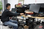 Nhiều trường ở Hà Tĩnh tổ chức học online, thợ sửa máy tính bận rộn