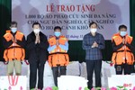 Nguyên Chủ tịch nước Trương Tấn Sang trao tặng áo phao cứu sinh đa năng cho ngư dân khó khăn ở Hà Tĩnh
