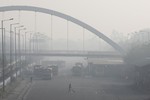 Bầu không khí thủ đô Ấn Độ chuyển màu xám xịt do ô nhiễm