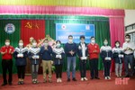 Quỹ Thiện tâm - Tập đoàn Vingroup trao tặng điện thoại cho học sinh nghèo học giỏi ở Hà Tĩnh