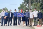 Chi đoàn Kho bạc Nhà nước Hà Tĩnh hỗ trợ hơn 80 triệu đồng thắp sáng đường quê