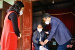 Chủ nhiệm UBKT Tỉnh ủy tặng quà các hộ nghèo, cận nghèo tại Thạch Hà