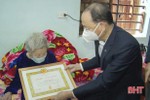Trao tặng Huy hiệu 75 năm tuổi Đảng cho đảng viên ở Nghi Xuân