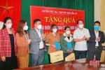 Lộc Hà: Trao quà cho 41 giáo viên, cựu giáo chức hoàn cảnh khó khăn