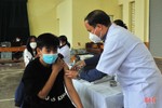 Cận cảnh những mũi tiêm đầu tiên vắc-xin phòng COVID-19 cho học sinh Hà Tĩnh