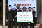 Tuổi trẻ Công an Hà Tĩnh trao hơn 190 triệu đồng đỡ đầu con trai đồng đội