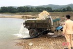 Bắt quả tang vụ khai thác cát trái phép trên sông Ngàn Sâu