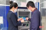 Ngân hàng ở Hà Tĩnh đẩy mạnh chuyển đổi thẻ ATM cho khách hàng