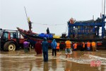 Giải cứu tàu cá mắc cạn trên bờ biển Thạch Hải