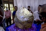 Phát hiện khối đá quý hiếm nặng 310 kg ở Sri Lanka