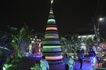Độc đáo cây thông Noel làm từ 15.000 vỏ chai bia ở Hà Tĩnh