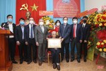 Trao Huy hiệu 75 năm tuổi Đảng cho đồng chí Nguyễn Tiến Chương - nguyên Bí thư Tỉnh ủy Hà Tĩnh