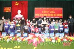 35 suất quà đến với trẻ em hoàn cảnh khó khăn ở Vũ Quang