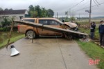 Xe bán tải mất lái đâm gãy cột điện ở Hương Sơn