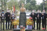 Yên vị tượng chí sĩ yêu nước Ngô Đức Kế tại công viên ở thị trấn Nghèn