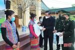 Phó Chủ tịch UBND tỉnh Đặng Ngọc Sơn trao quà Tết cho đồng bào dân tộc Chứt