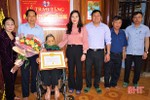 Trao Huy hiệu 75 năm tuổi Đảng cho 2 đảng viên ở Hương Khê