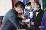 Hơn 30 suất quà đến với người nghèo, gia đình chính sách ở Hương Khê