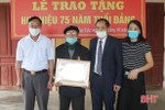 Hà Tĩnh trao Huy hiệu Đảng cho 1.190 đảng viên vào dịp 3/2