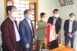 Phó Chủ tịch Thường trực HĐND tỉnh Trần Tú Anh tặng quà gia đình chính sách, người cao tuổi ở Hương Sơn