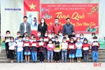 Báo Hà Tĩnh trao 73 suất quà tết cho học sinh nghèo vùng thượng Kỳ Anh