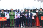 Bí thư Tỉnh ủy Hà Tĩnh Hoàng Trung Dũng dự lễ giao quân tại huyện Cẩm Xuyên