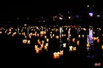 Thả đèn hoa đăng tưởng nhớ Chế thắng phu nhân Nguyễn Thị Bích Châu
