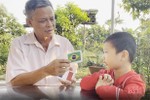 Bé trai 4 tuổi ở Hà Tĩnh đọc chữ vanh vách, thông thạo quốc kỳ các nước