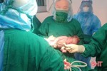 Phẫu thuật lấy thai thành công cho sản phụ mắc COVID-19 ở huyện miền núi Hà Tĩnh