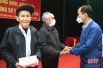 Quỹ Thiện Tâm - Tập đoàn Vingroup tặng quà cho người có công ở Vũ Quang