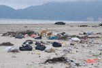 Bãi biển ở Thịnh Lộc thành nơi... xả rác!