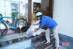 “Đi chợ” cho khách hàng F0 ở Hà Tĩnh