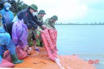 TP Hà Tĩnh thả 1,5 tấn trai và cá xuống các hồ, đập để tạo nguồn lợi thủy sản
