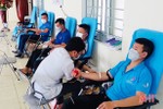 4 thanh niên vượt 50 km từ TP Hà Tĩnh ra Nghệ An hiến máu cứu người